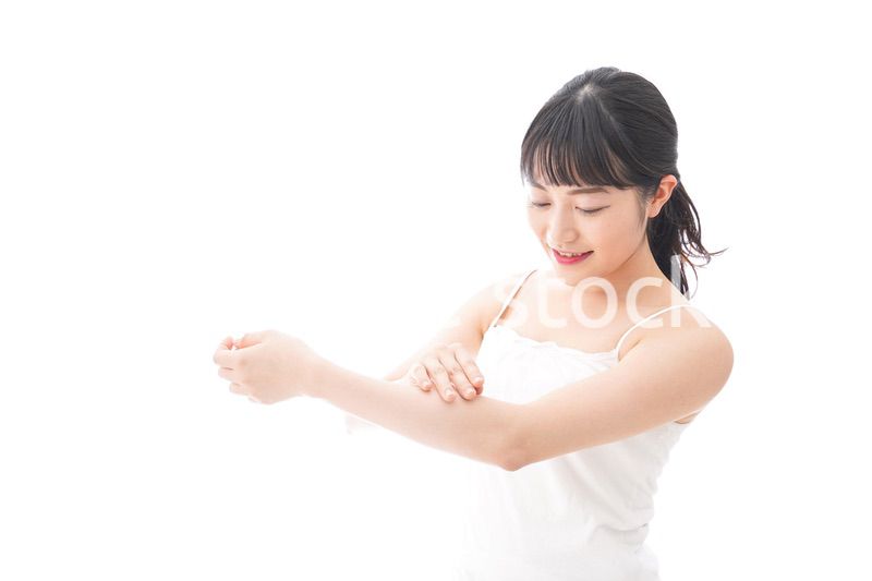 クリームを塗る若い女性