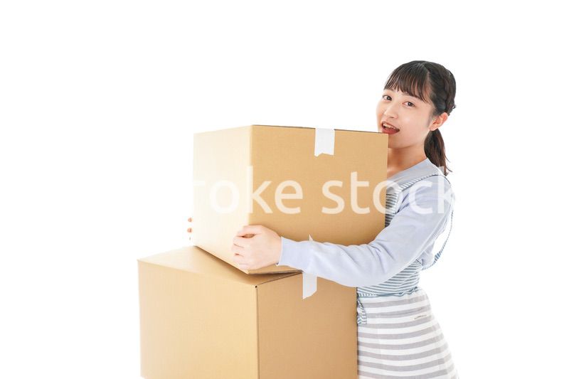 断捨離をする若い女性