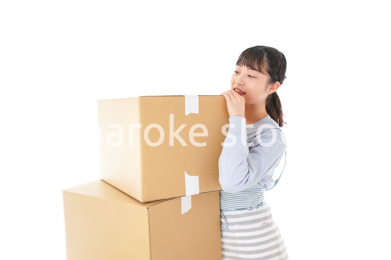 断捨離をする若い女性