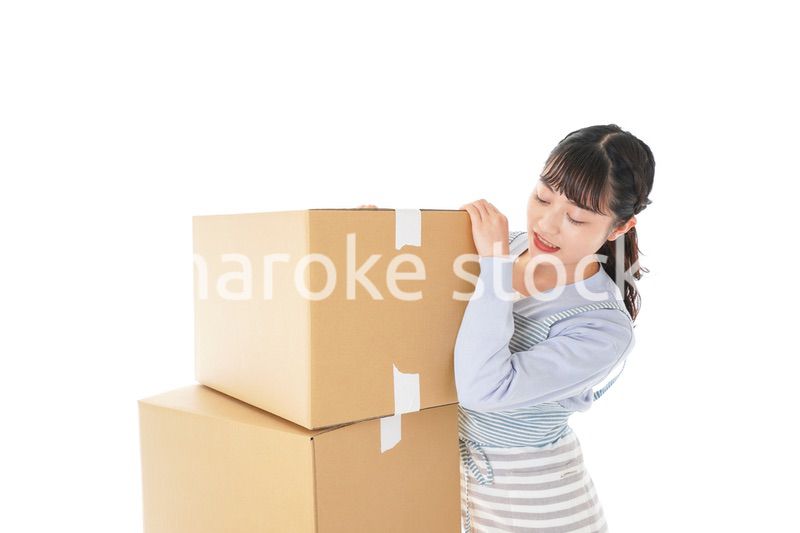 断捨離をする若い女性