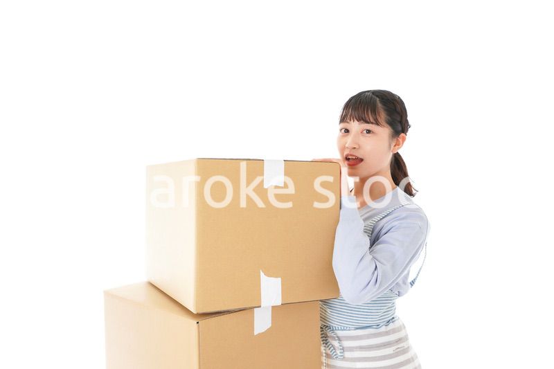 断捨離をする若い女性