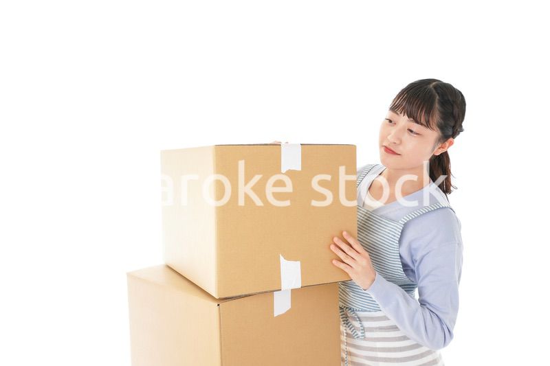 断捨離をする若い女性