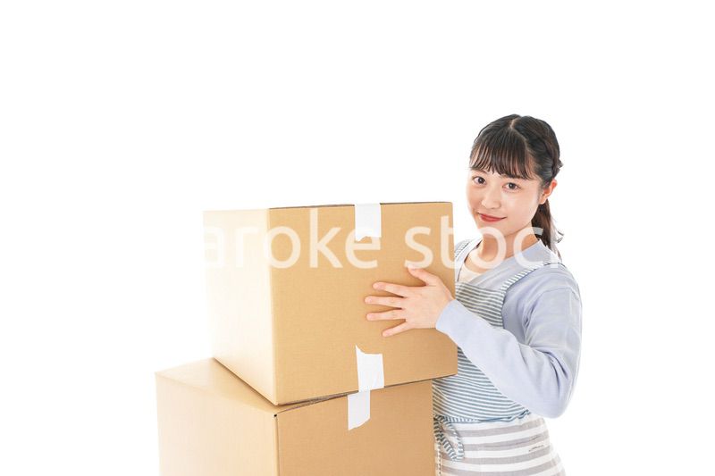 引越しをする若い女性