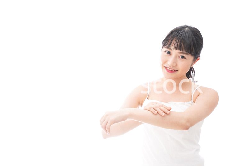 クリームを塗る若い女性