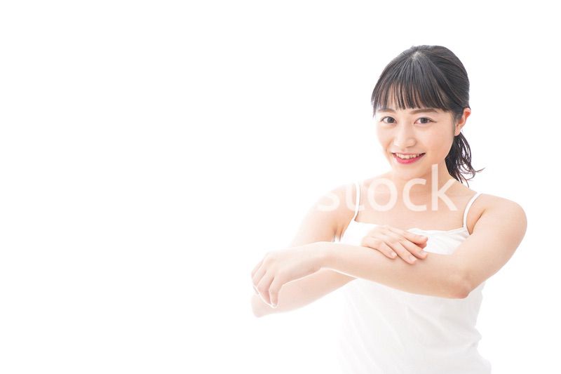 スキンケア・メイクをする若い女性