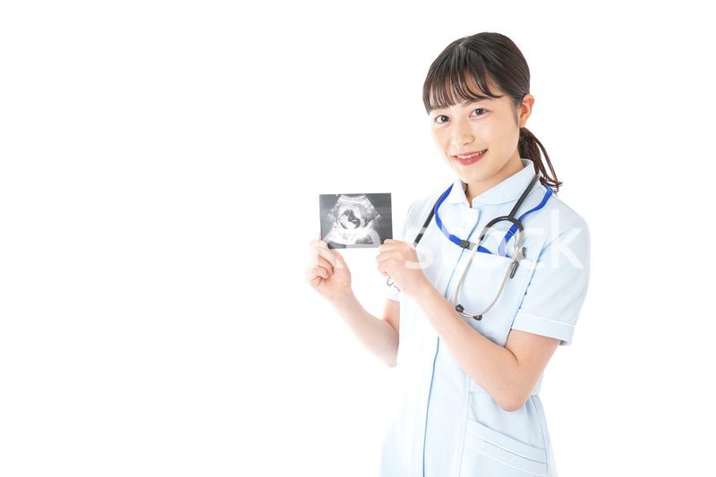 エコー写真を持つ産婦人科のナース