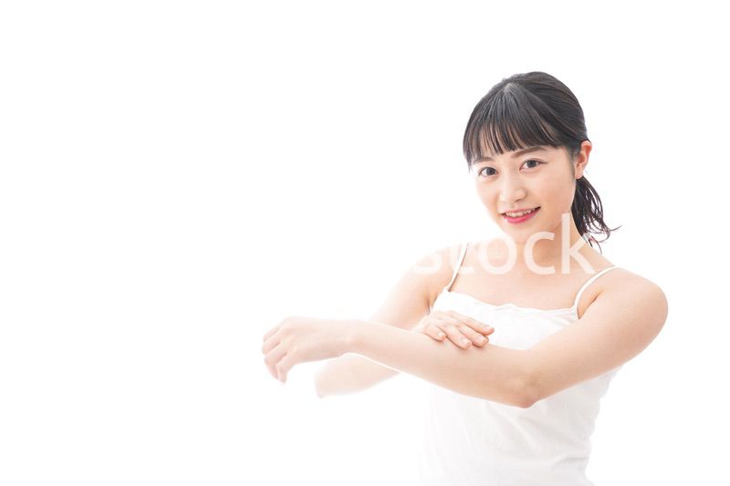 クリームを塗る若い女性