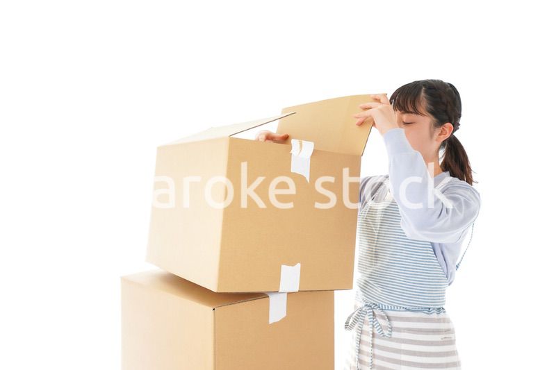 断捨離をする若い女性