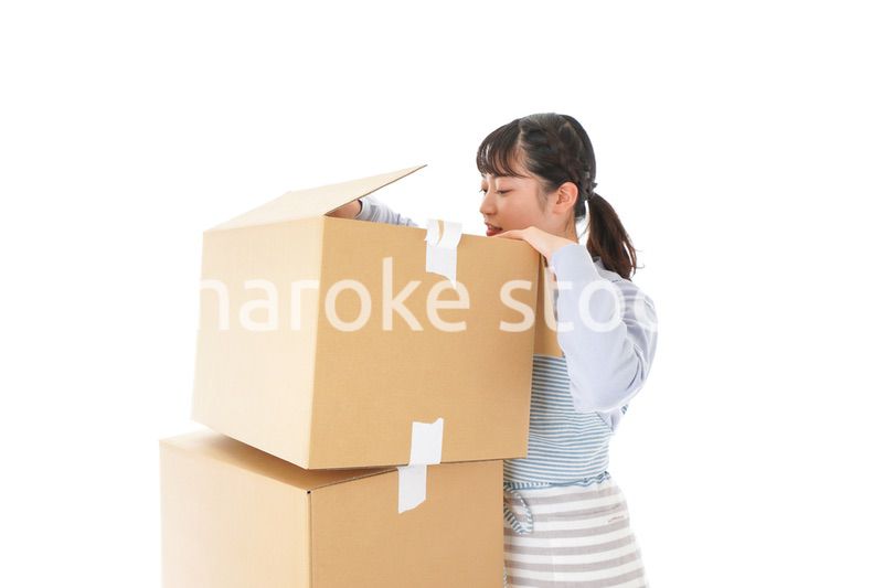 断捨離をする若い女性