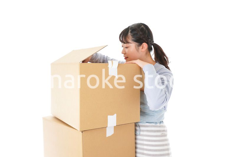 断捨離をする若い女性