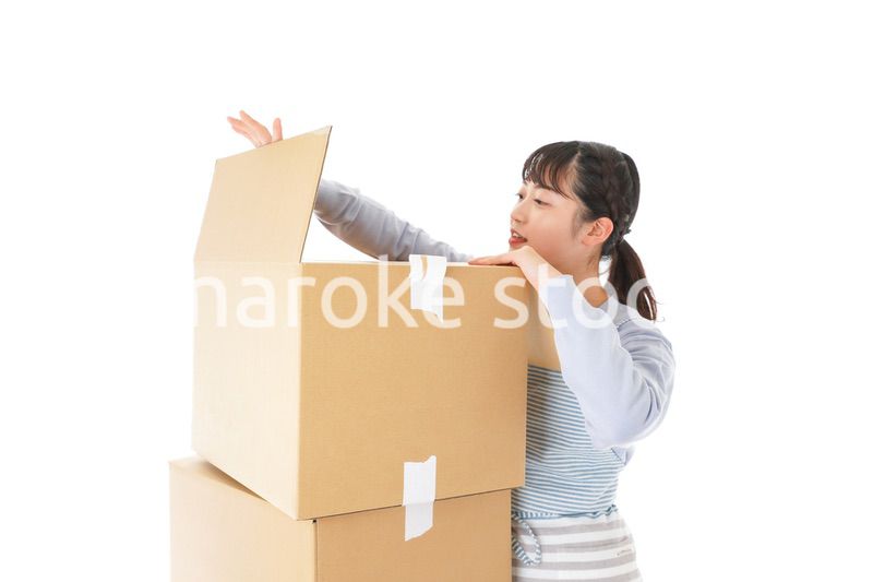 断捨離をする若い女性