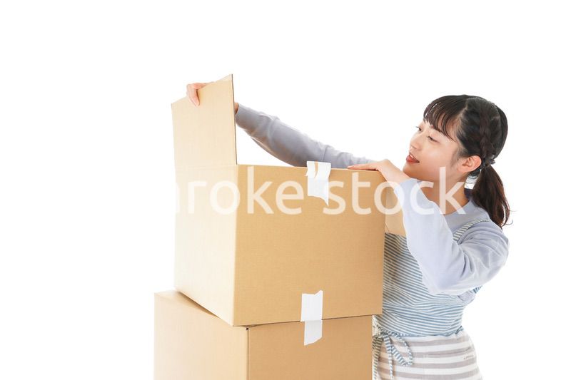 断捨離をする若い女性