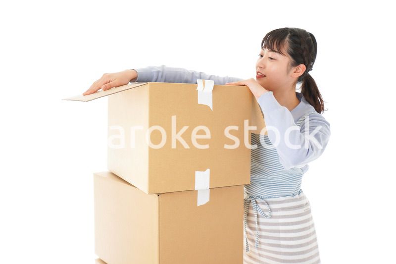 断捨離をする若い女性