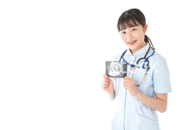 エコー写真を持つ産婦人科のナース