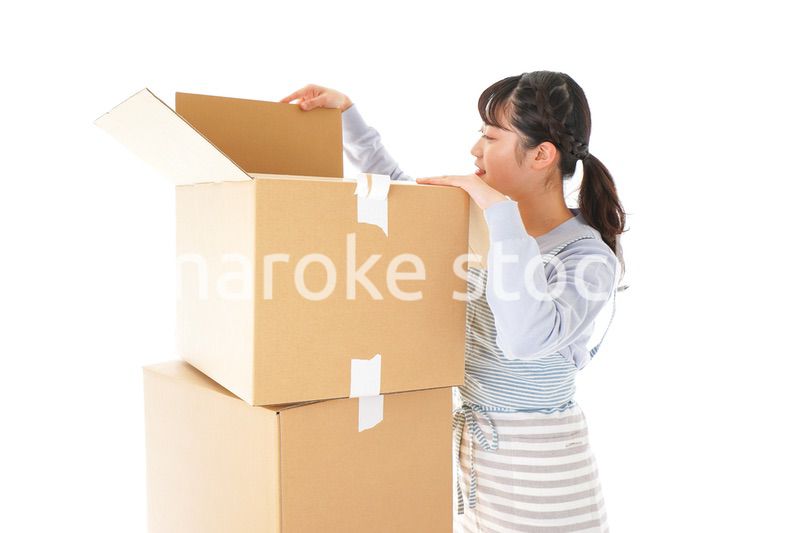 引越しをする若い女性