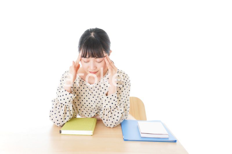 机で勉強をする若い女性