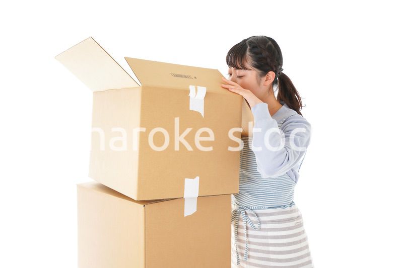 断捨離をする若い女性