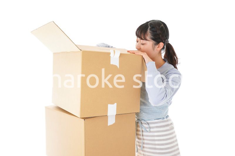 断捨離をする若い女性