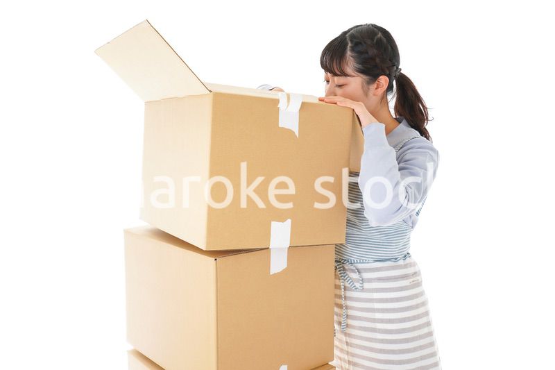 断捨離をする若い女性