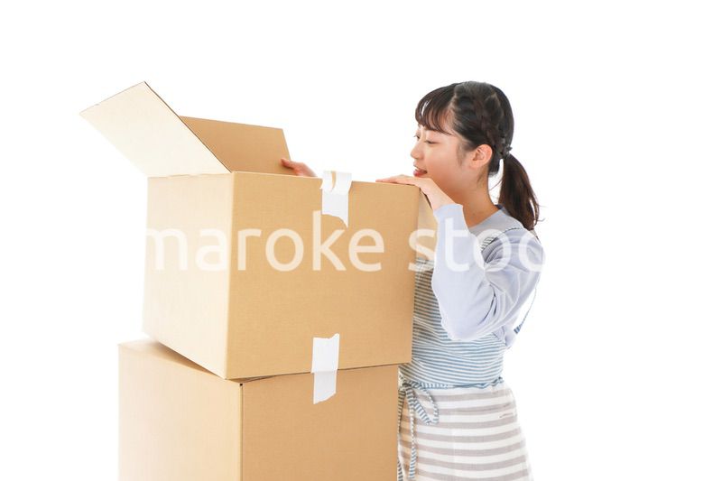 断捨離をする若い女性