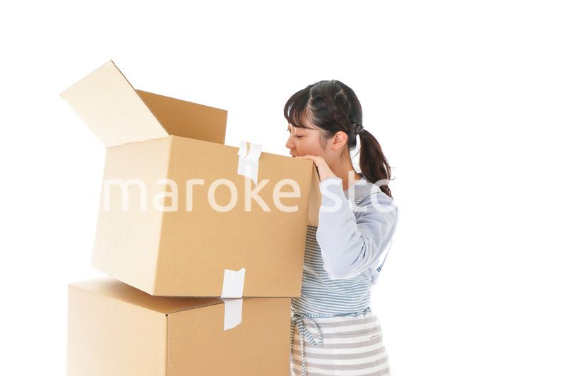 断捨離をする若い女性