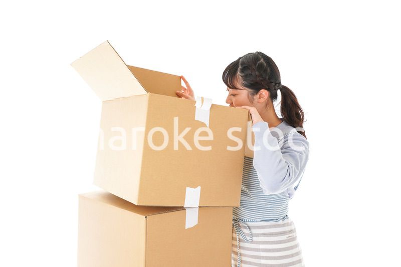 引越しをする若い女性