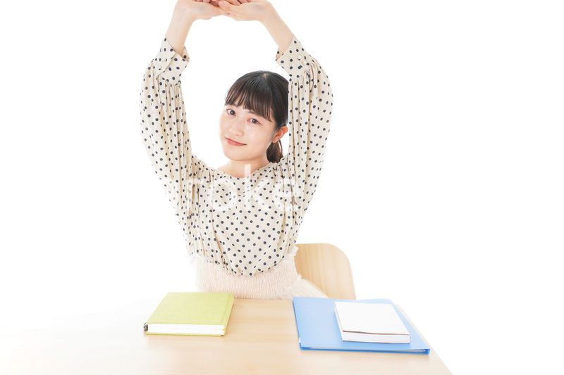 机で勉強をする若い女性