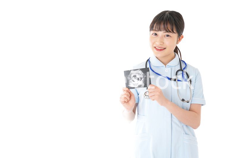 エコー写真を持つ産婦人科のナース
