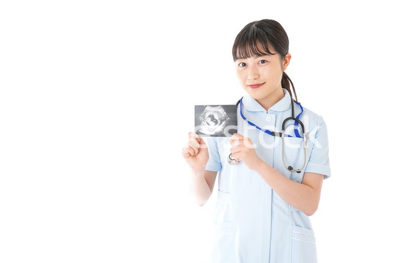 エコー写真を持つ産婦人科のナース