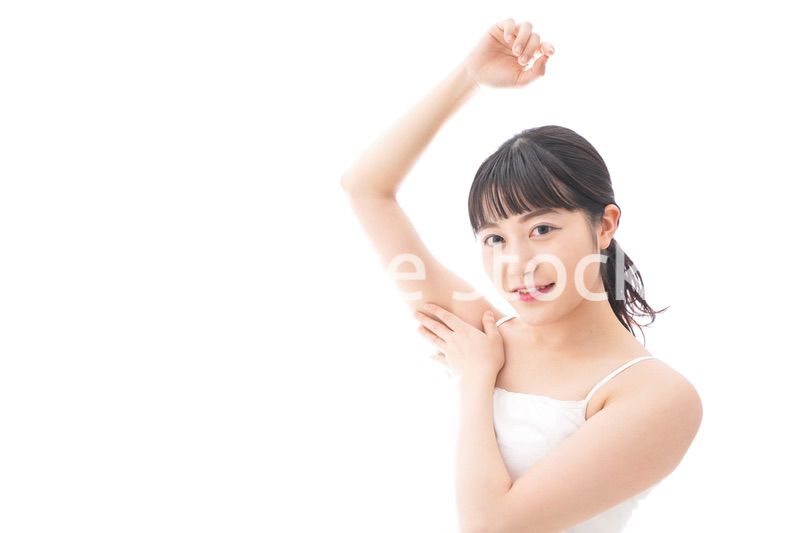 ワキを気にする若い女性