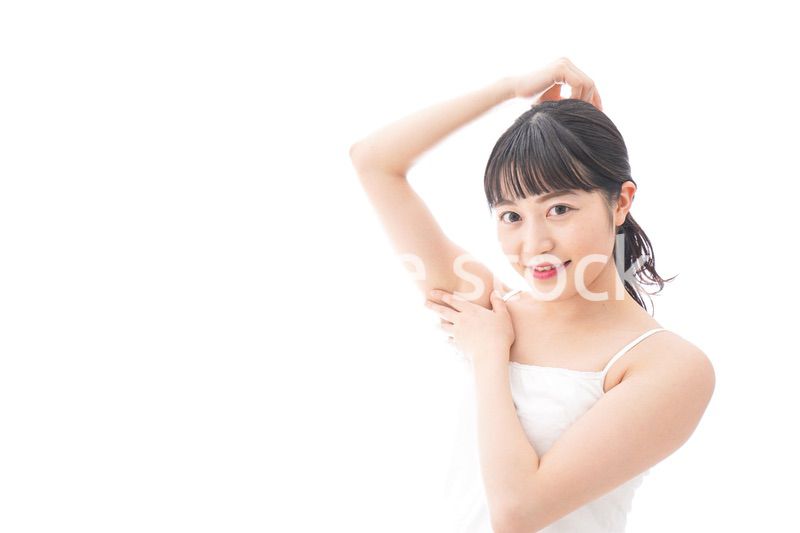 スキンケア・メイクをする若い女性