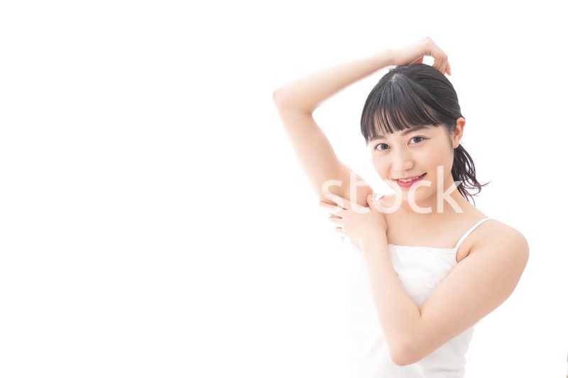 ワキを気にする若い女性
