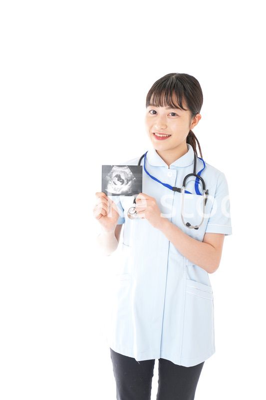 エコー写真を持つ産婦人科のナース