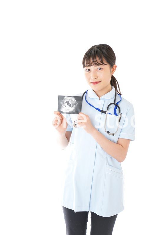 エコー写真を持つ産婦人科のナース