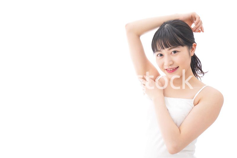 ワキを気にする若い女性