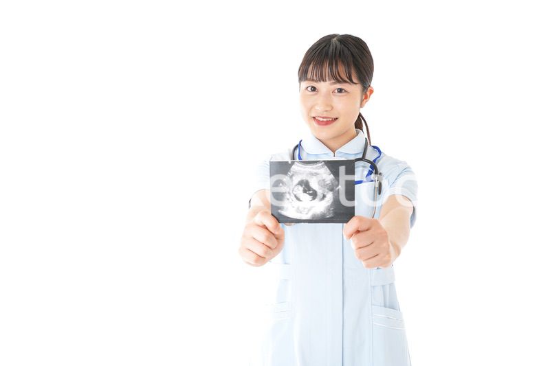 エコー写真を持つ産婦人科のナース