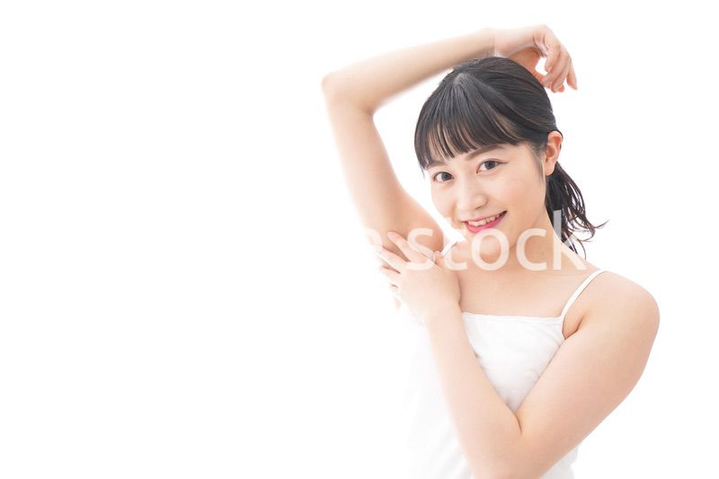 ワキを気にする若い女性