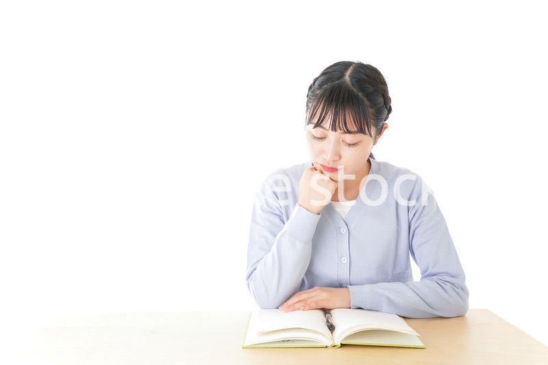 悩む若い女子学生