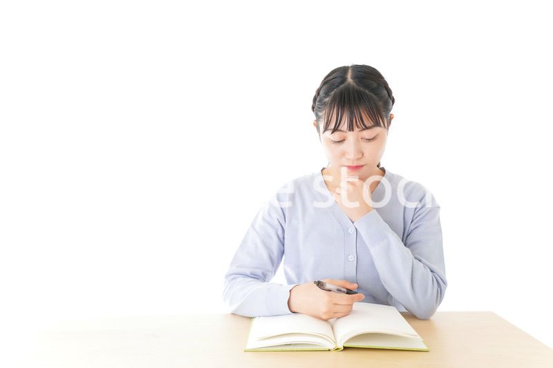 悩む若い女子学生