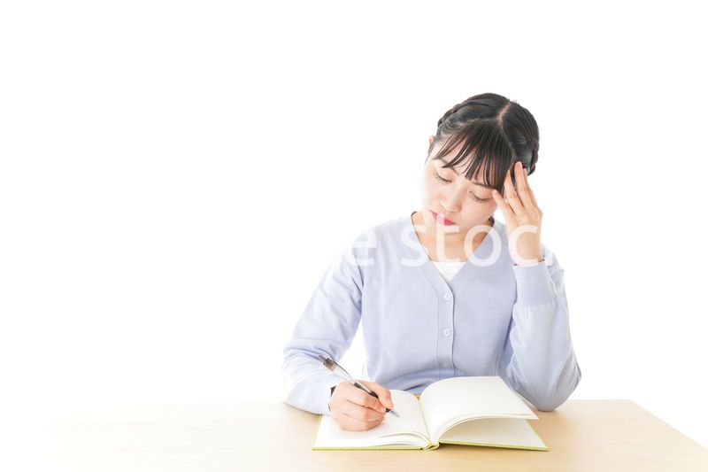 悩む若い女子学生