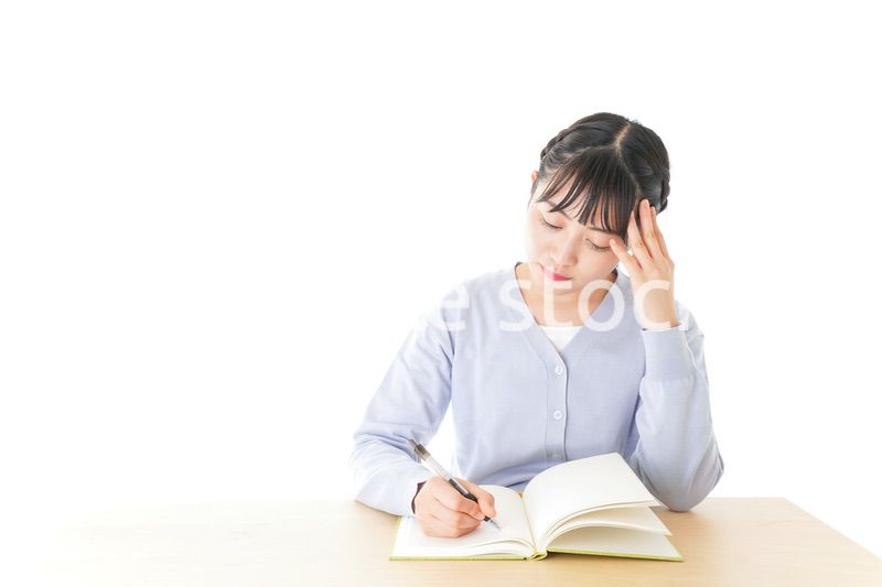 悩む若い女子学生