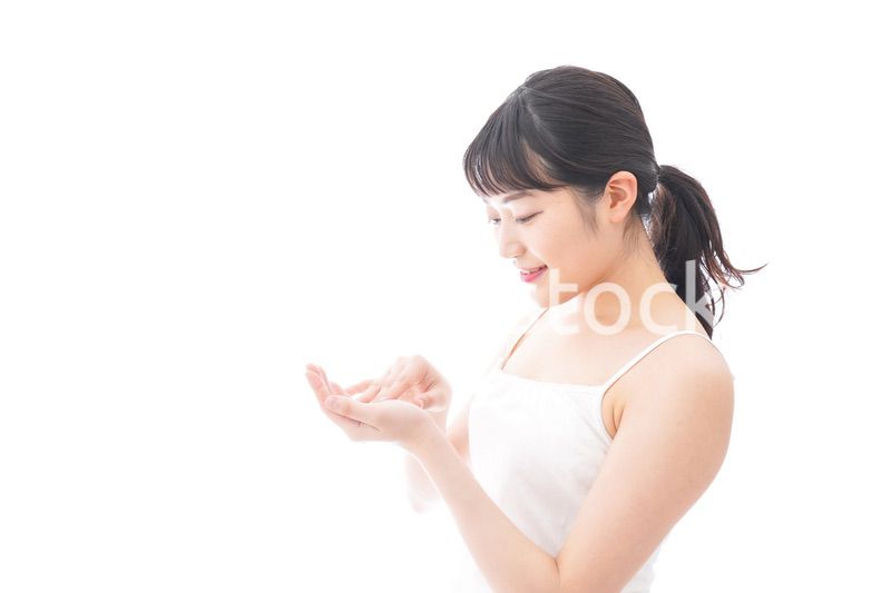 フェイシャルケアをする若い女性