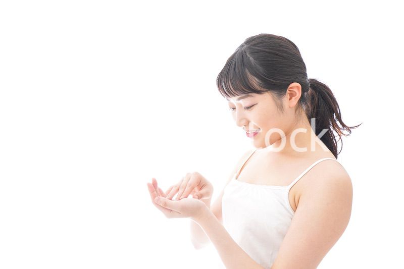 スキンケア・メイクをする若い女性