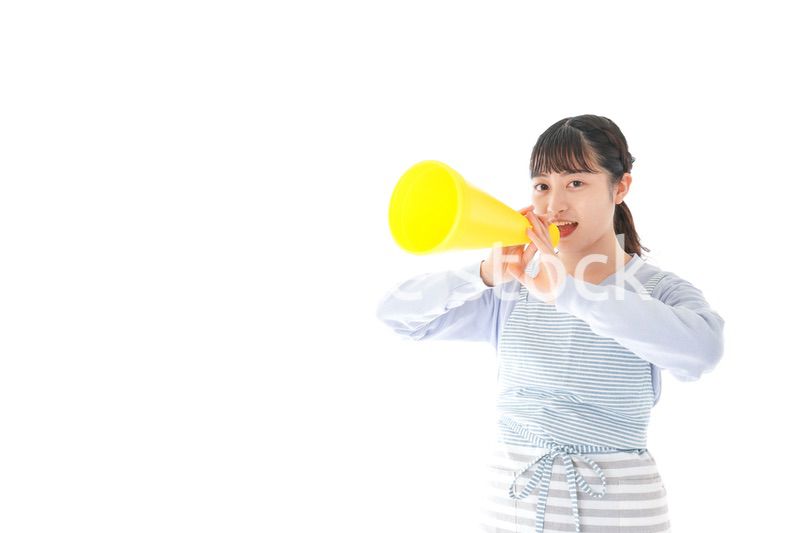 メガフォンで応援をする若い主婦