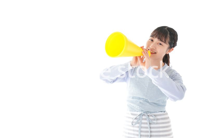 メガフォンで応援をする若い主婦