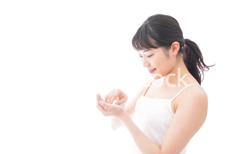 フェイシャルケアをする若い女性