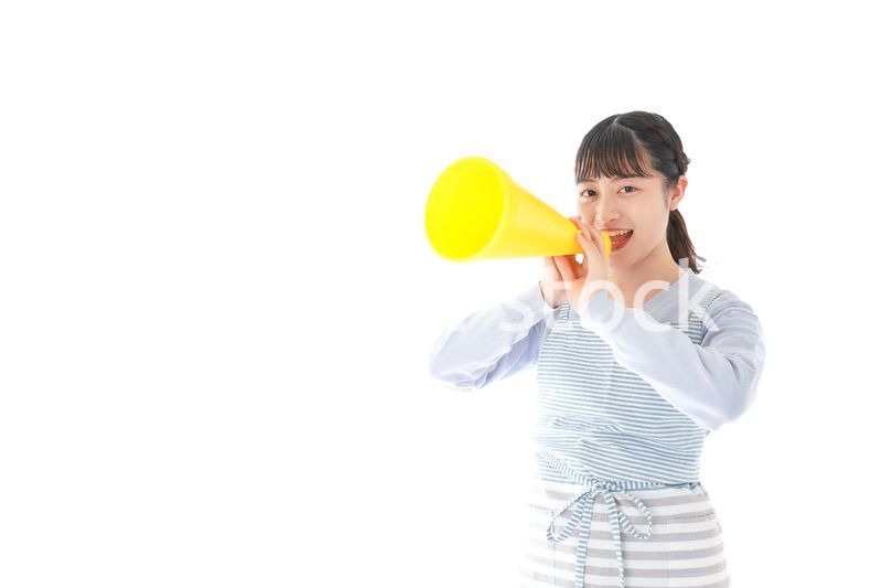 メガフォンで応援をする若い主婦