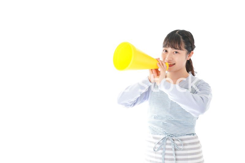 メガフォンで応援をする若い主婦