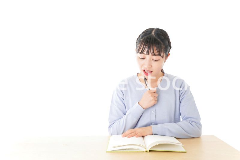 悩む若い女子学生