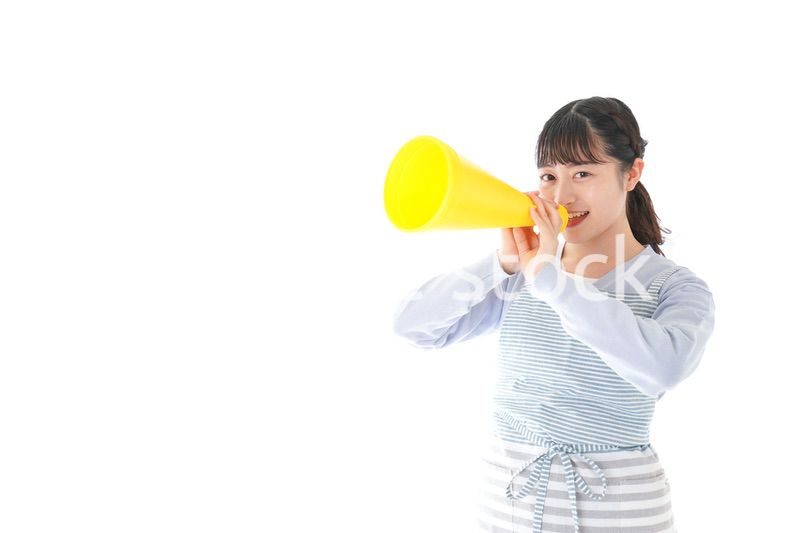 メガフォンで応援をする若い主婦